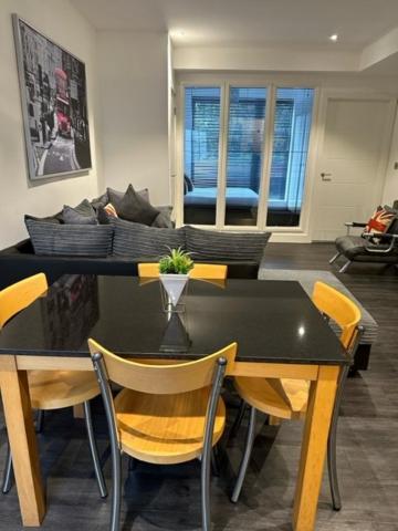 דירות Cheam Stunning Flat With Parking Free Near Sutton Station מראה חיצוני תמונה