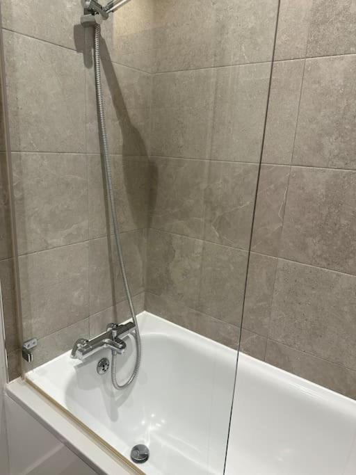 דירות Cheam Stunning Flat With Parking Free Near Sutton Station מראה חיצוני תמונה