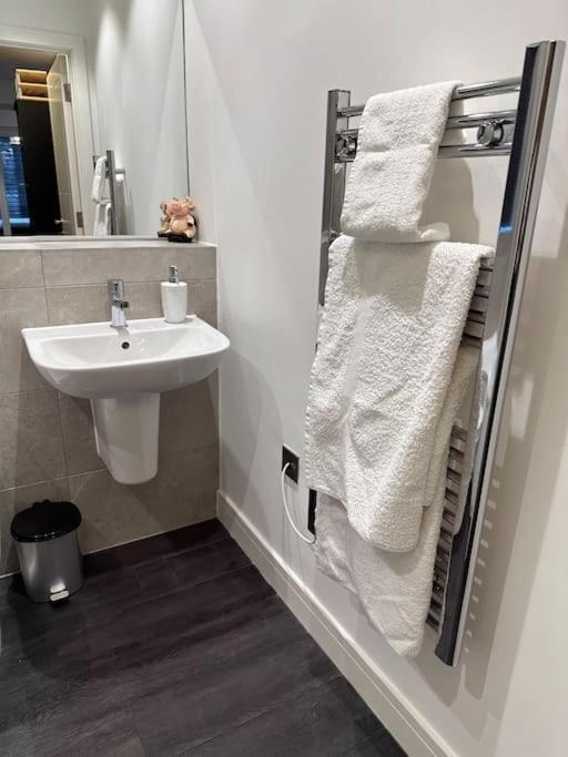 דירות Cheam Stunning Flat With Parking Free Near Sutton Station מראה חיצוני תמונה