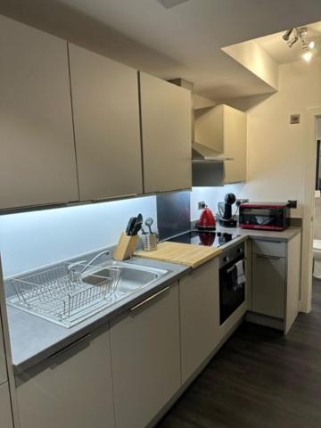 דירות Cheam Stunning Flat With Parking Free Near Sutton Station מראה חיצוני תמונה